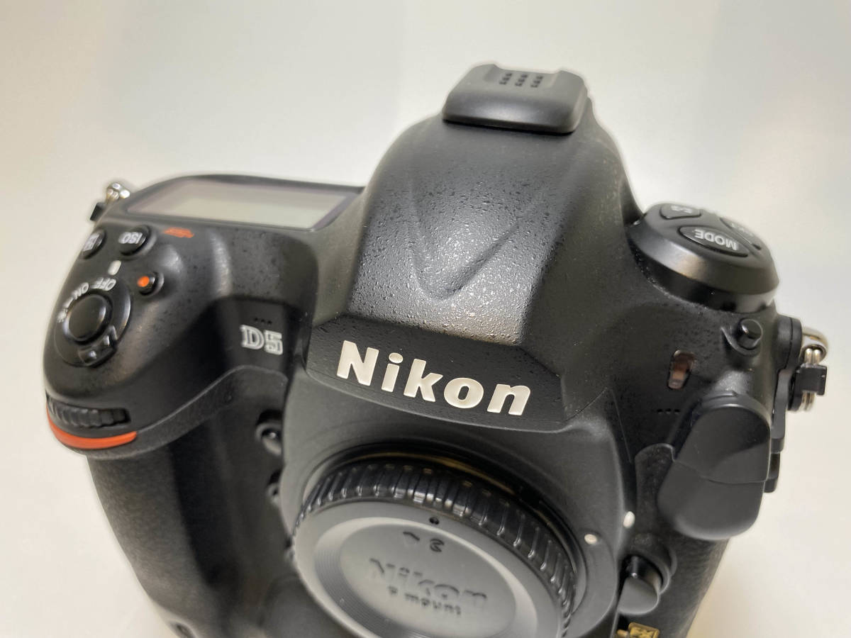 Nikon D5 CF-Type CFカード２枚付き バッテリー合計2個　ニコン 一眼レフカメラ ボディ 中古　送料無料_画像3