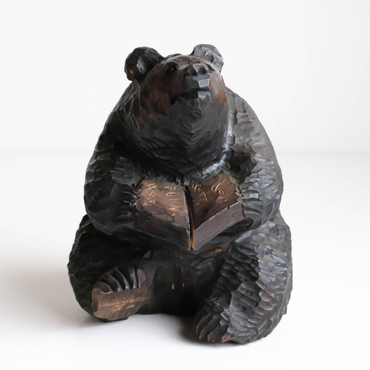 本を読ん いる木彫の熊 北海道 民芸品 木彫り熊 木製彫刻 飾り 