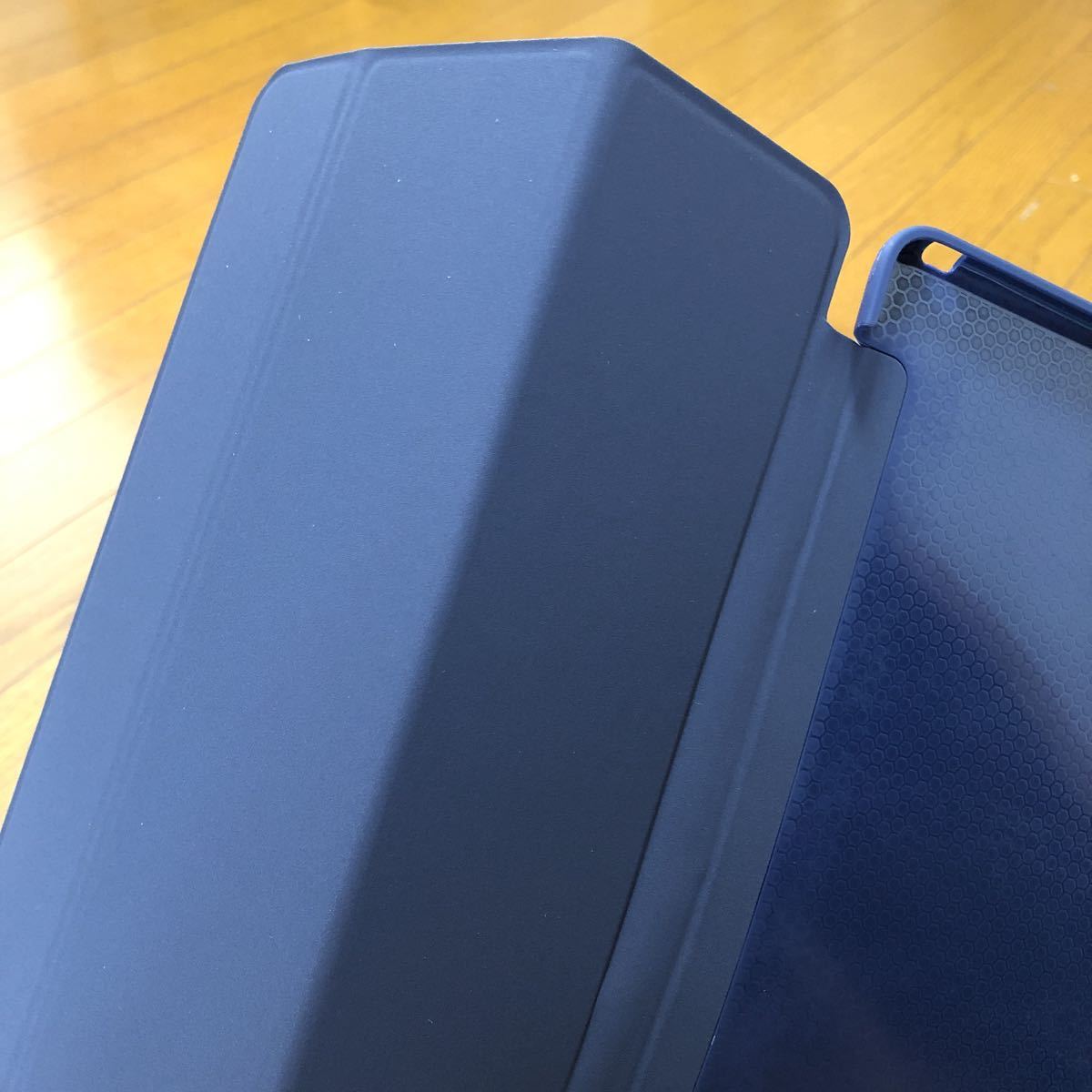 極薄 レザー 三つ折スタンド オートスリープ機能 手帳型 落下防止&衝撃吸収 擦り傷防止 卓上用 ストラップ 全面保護 (iPad 2017, ブルー)_画像5
