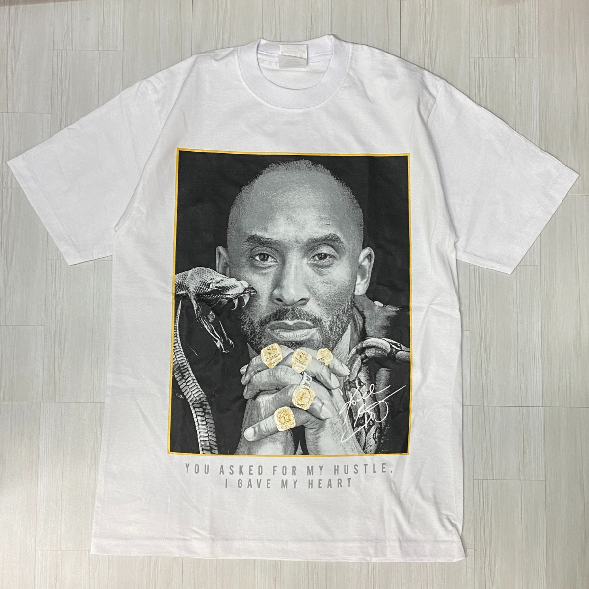 LA発 【M】 コービー KOBE アンダーグラウンド グラフィック ヘビーウェイト 半袖 Tシャツ 白 NBA レジェエンド ブラックマンバ HIPHOP_画像1