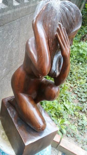 【座姿洗い髪の女性】木製彫り　お土産　フィリピン　マニラ　セブ　骨董【20/02　K-1下】_画像3