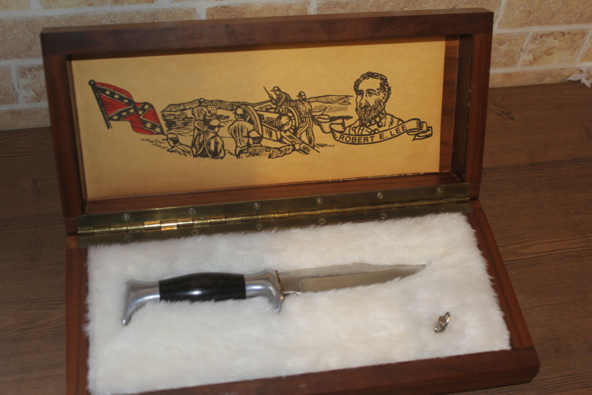 【中古】 ,E,LEE ROBERT ナイフ　CASE 展示品 HAND オルゴール付 豪華木箱 ケース USA IN MADE 模造刀