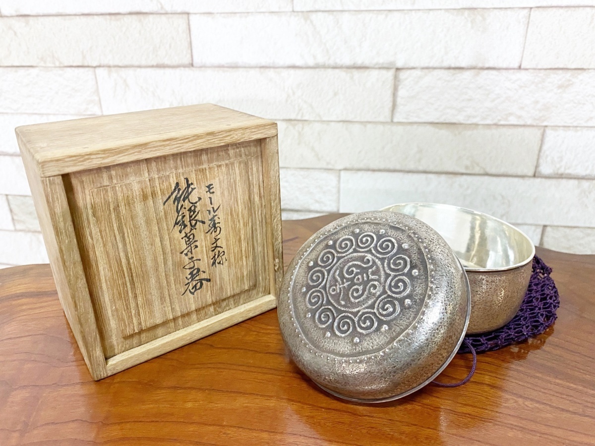 【25%OFF】 【豆緑】古美術/平安長治斎作 純銀菓子器 モール寿文様 網仕覆付き 74.7g 浜063 その他