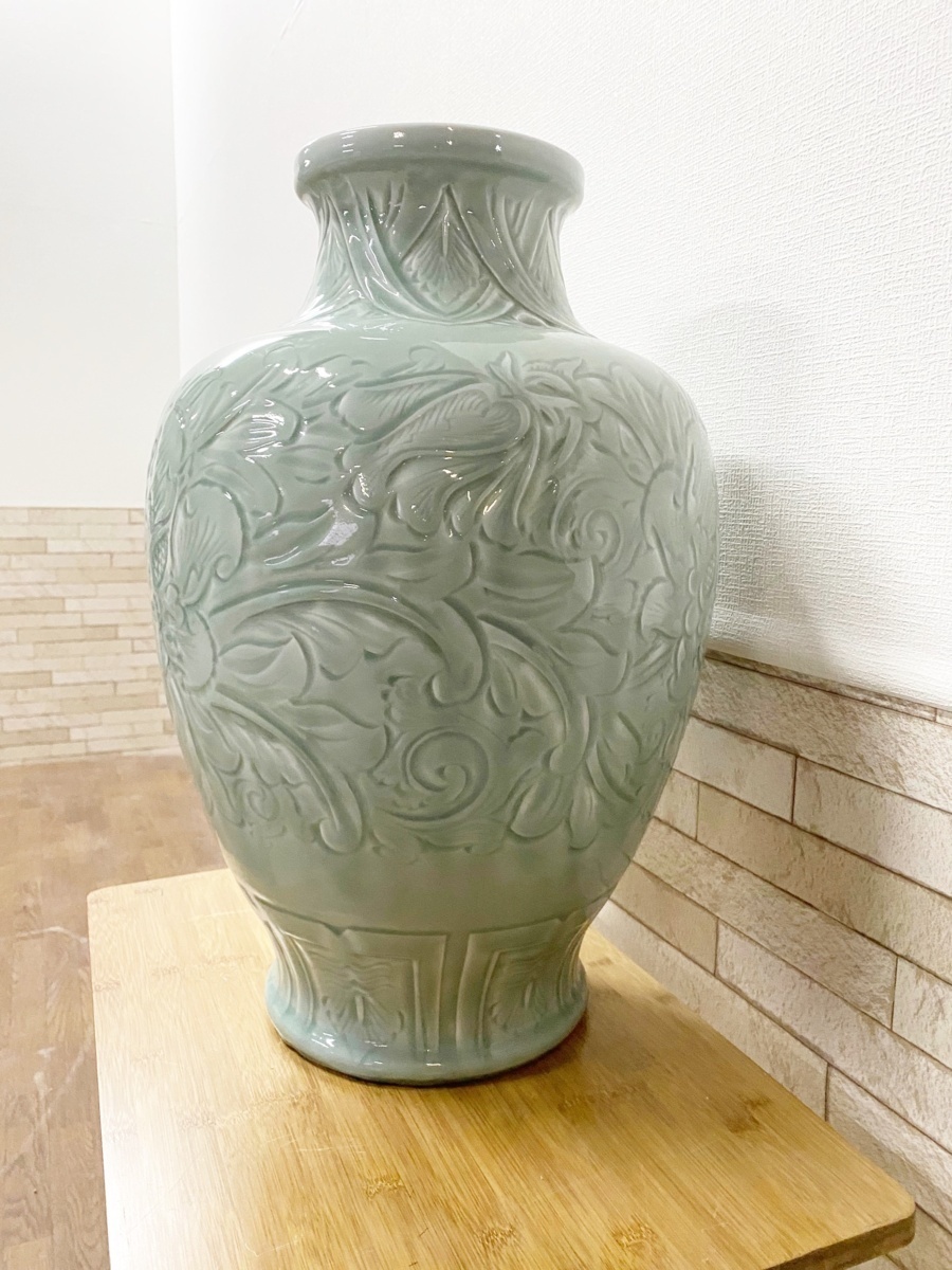 中国古玩 唐物大型青磁牡丹 陽刻花文 花瓶壷 高さ58cm 落款王沢作