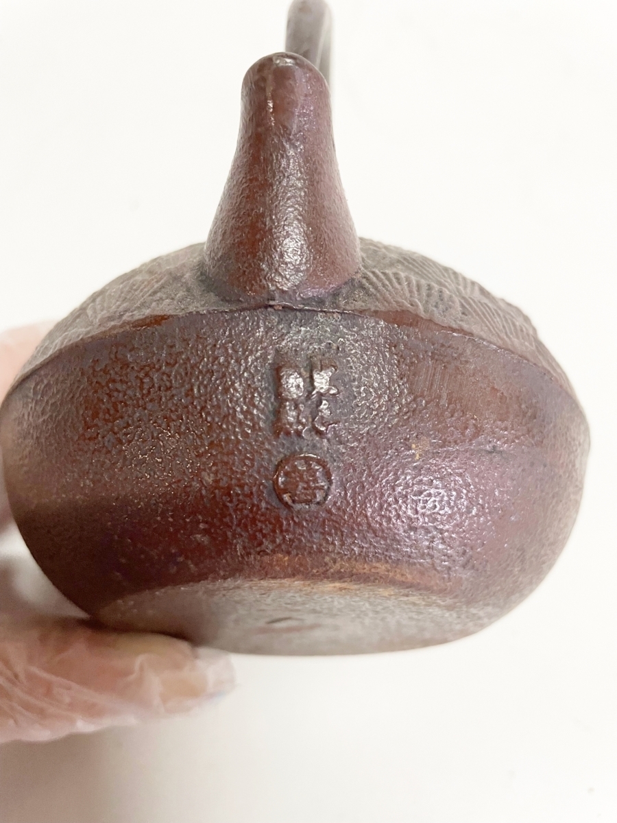 松紋 小型鉄瓶 松実摘み 松ぼっくり 湯沸 茶道具 時代物 古美術　（二階）_画像4