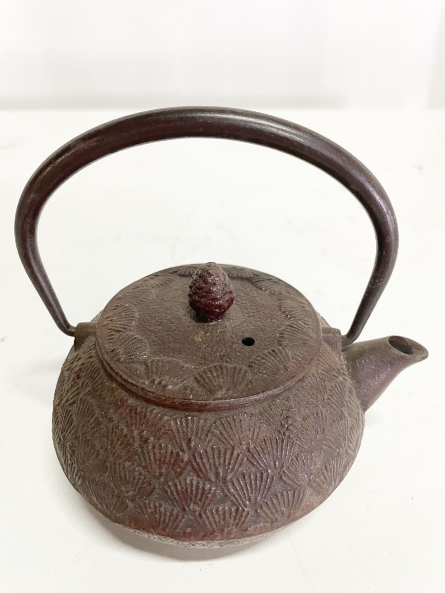 松紋 小型鉄瓶 松実摘み 松ぼっくり 湯沸 茶道具 時代物 古美術　（二階）_画像1