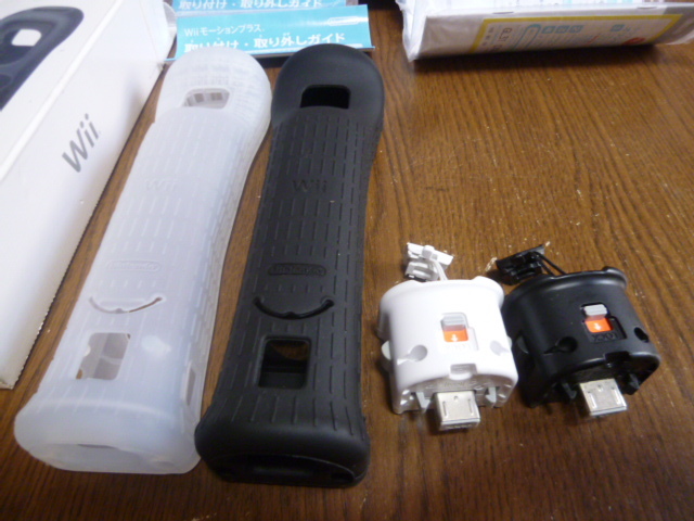 MH07【即日配送　送料無料　動作確認済】Wii　モーションプラス ジャケット カバー ２個セット 任天堂純正 白 黒 ブラック　RVL-026 箱あり