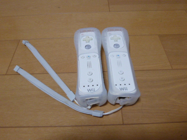 RSJ076【送料無料 即日配送 動作確認済】Wii リモコン ストラップ　ジャケット　2個セット ホワイト　白　セット　リモコンカバー
