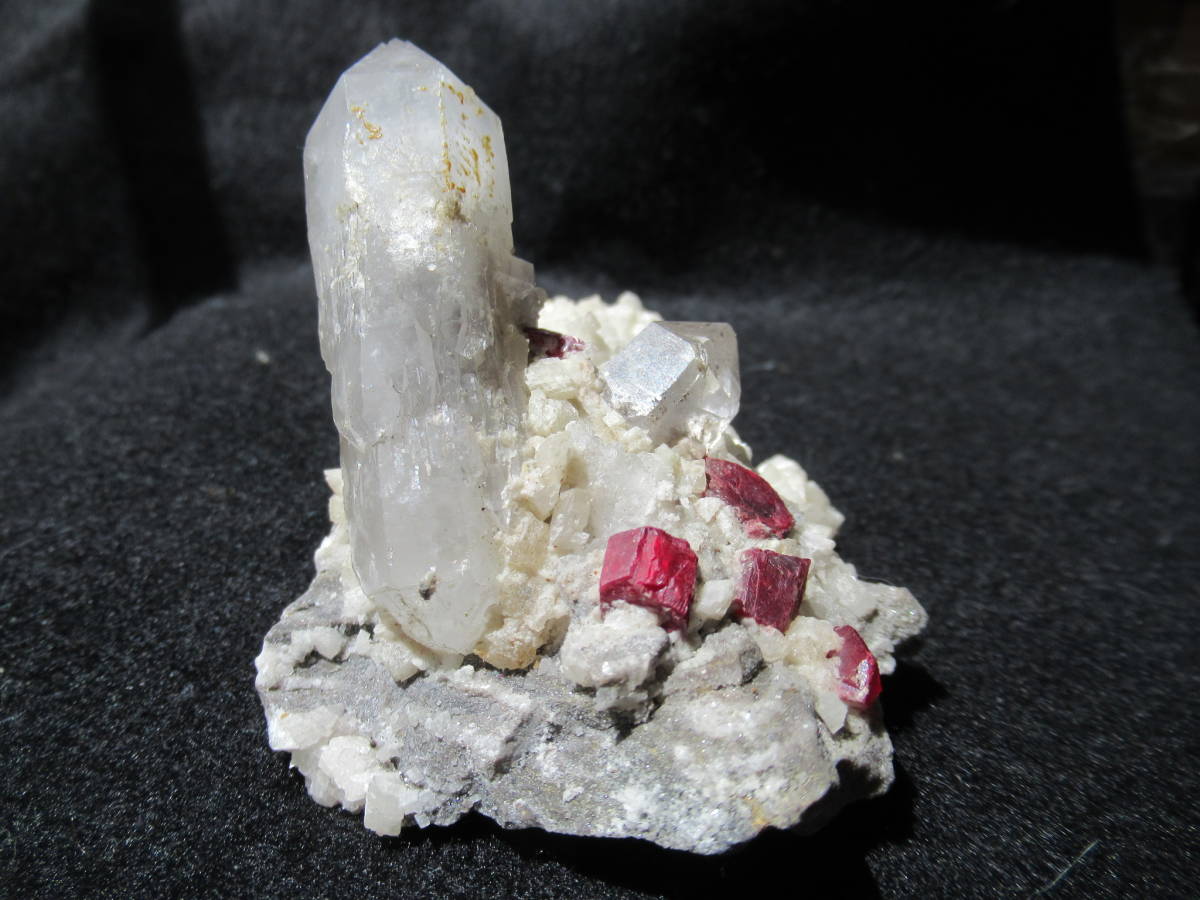 辰砂結晶と水晶を含むドロマイト岩の画像2