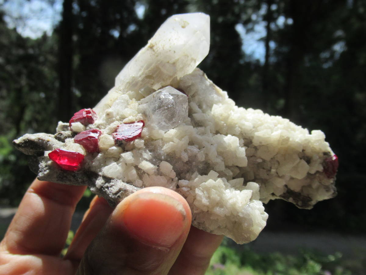 辰砂結晶と水晶を含むドロマイト岩の画像4
