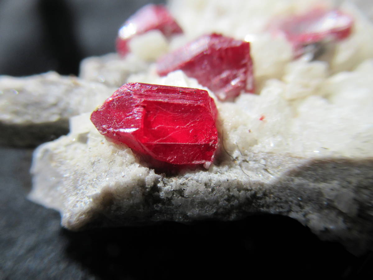 辰砂結晶と水晶を含むドロマイト岩の画像9