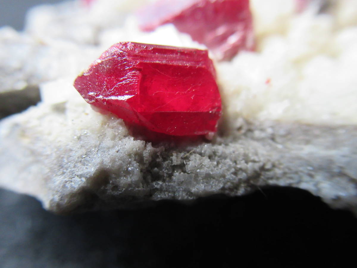 辰砂結晶と水晶を含むドロマイト岩の画像10