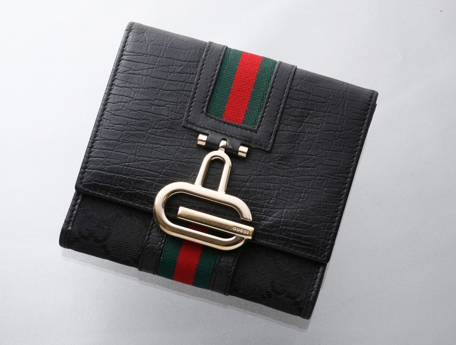 本物の  本革 シェリーライン グッチ 良品 K2383M Wホック ITALY製 財布 二つ折 女性用財布