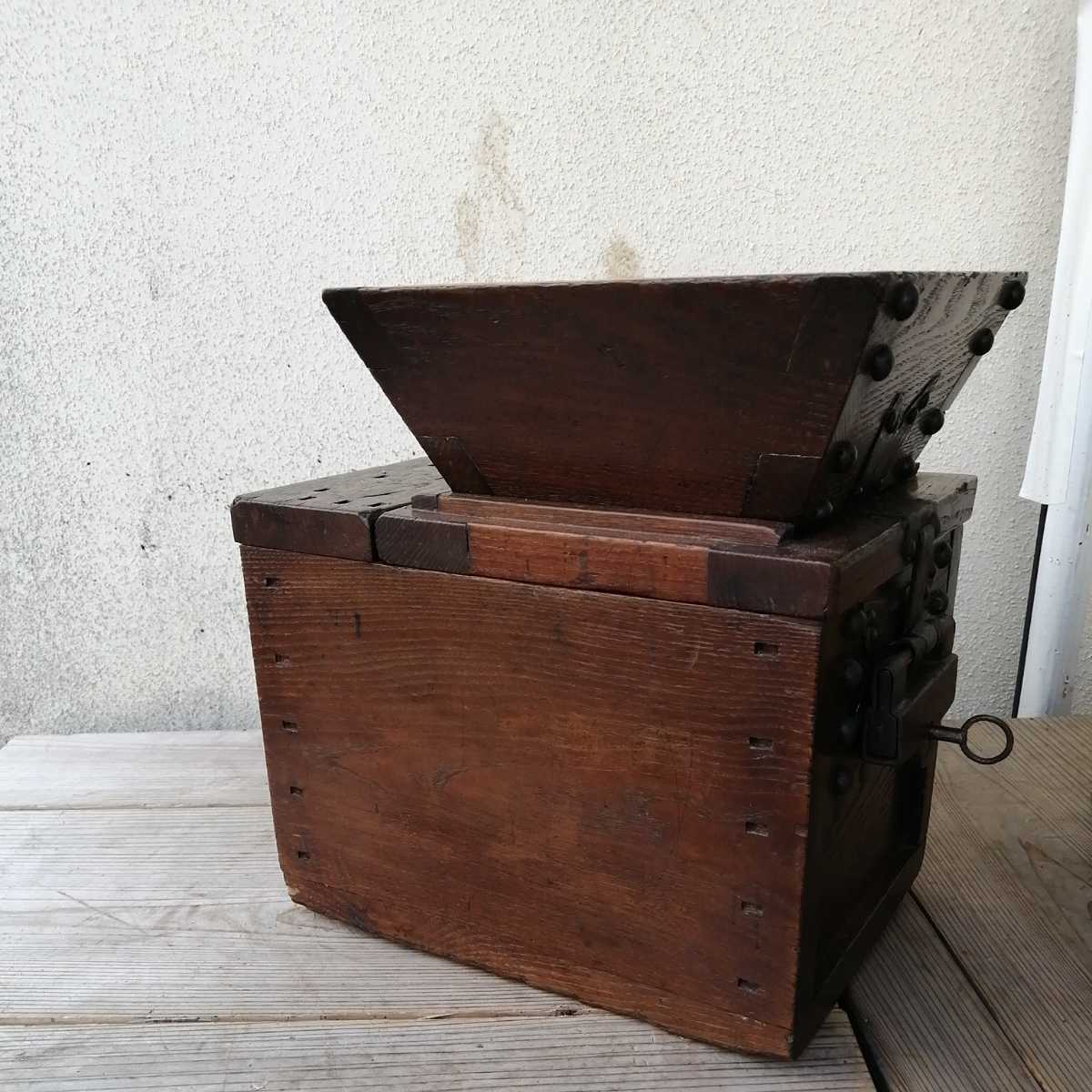 古い鉄製の金庫　木箱　収納箱　古道具