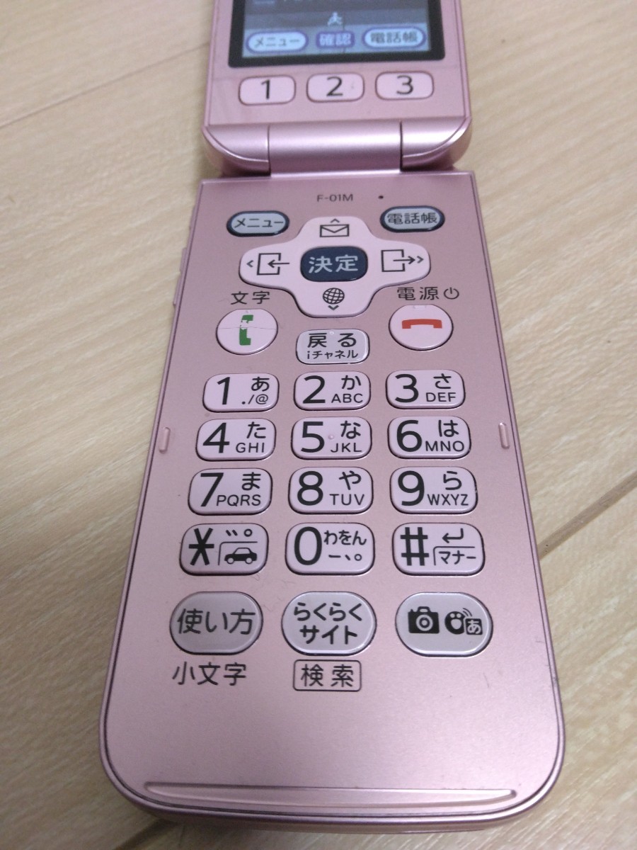 docomo F-01M らくらくホン ガラホ 4Gケータイ 卓上ホルダ付き - 携帯電話