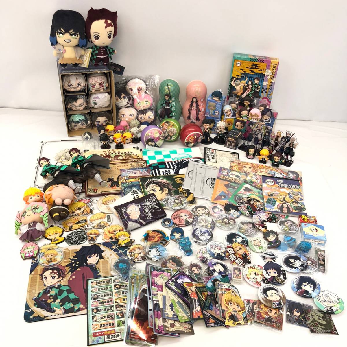 M 中古品 食玩 『鬼滅の刃 グッズ 大量まとめ売り 缶バッジ/アクリル