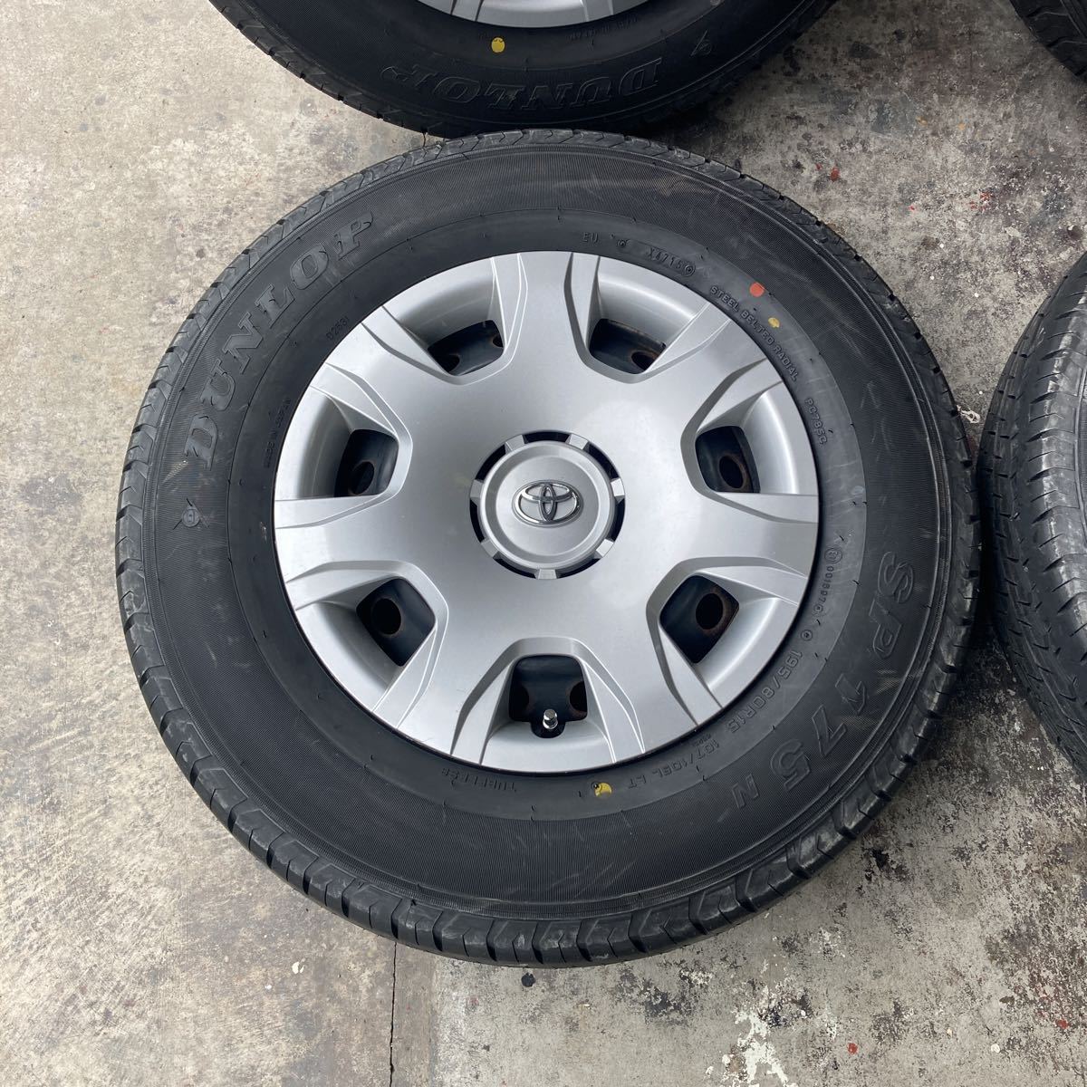 新車外し 195/80R15 107/105L LT ダンロップ SP175N ハイエース200系