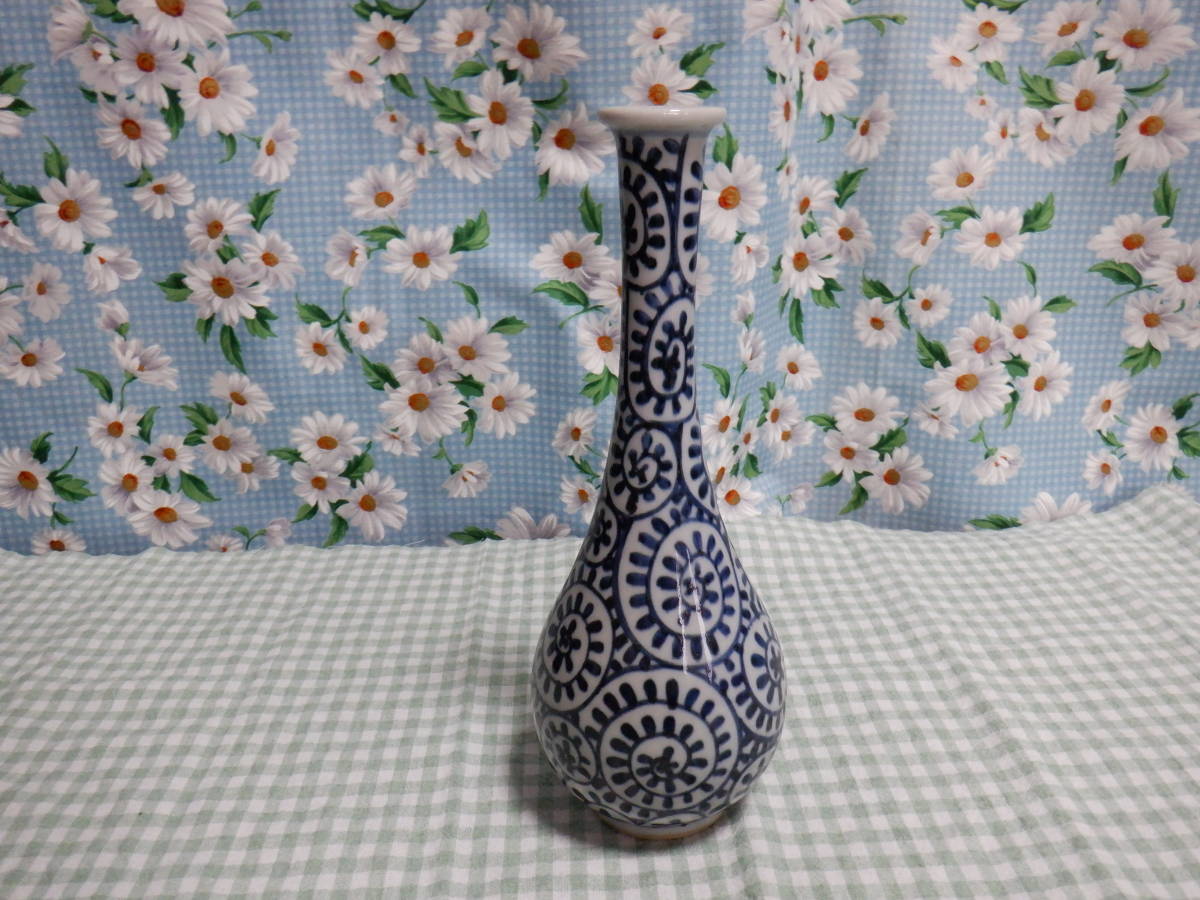 B4『砥部(とべ)焼 栖山窯 染付 タコ唐草模様 鶴首花入 花瓶 B4『砥部(とべ)焼 栖山窯 染付 タコ唐草模様 鶴首花入 花瓶