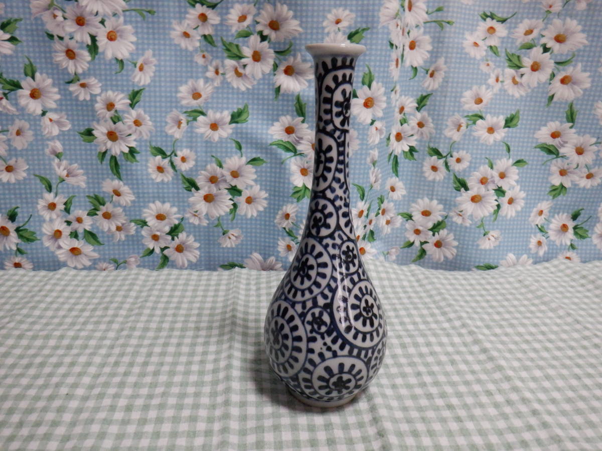B4『砥部(とべ)焼 栖山窯 染付 タコ唐草模様 鶴首花入 花瓶 B4『砥部(とべ)焼 栖山窯 染付 タコ唐草模様 鶴首花入 花瓶