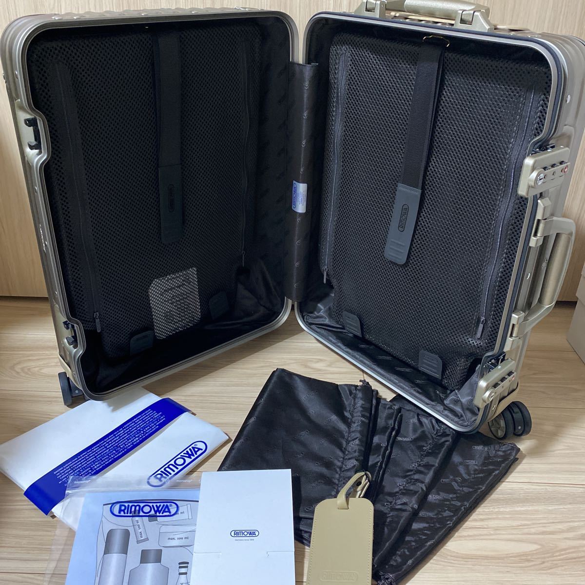 送料無料 新品未使用 RIMOWA(リモワ)/TOPAS TITANIUM CABIN 53 送料無料 新品未使用 RIMOWA(リモワ)/TOPAS TITANIUM CABIN 53