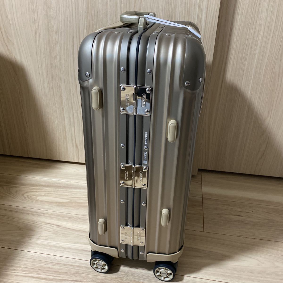 送料無料 新品未使用 RIMOWA(リモワ)/TOPAS TITANIUM CABIN 53 送料無料 新品未使用 RIMOWA(リモワ)/TOPAS TITANIUM CABIN 53