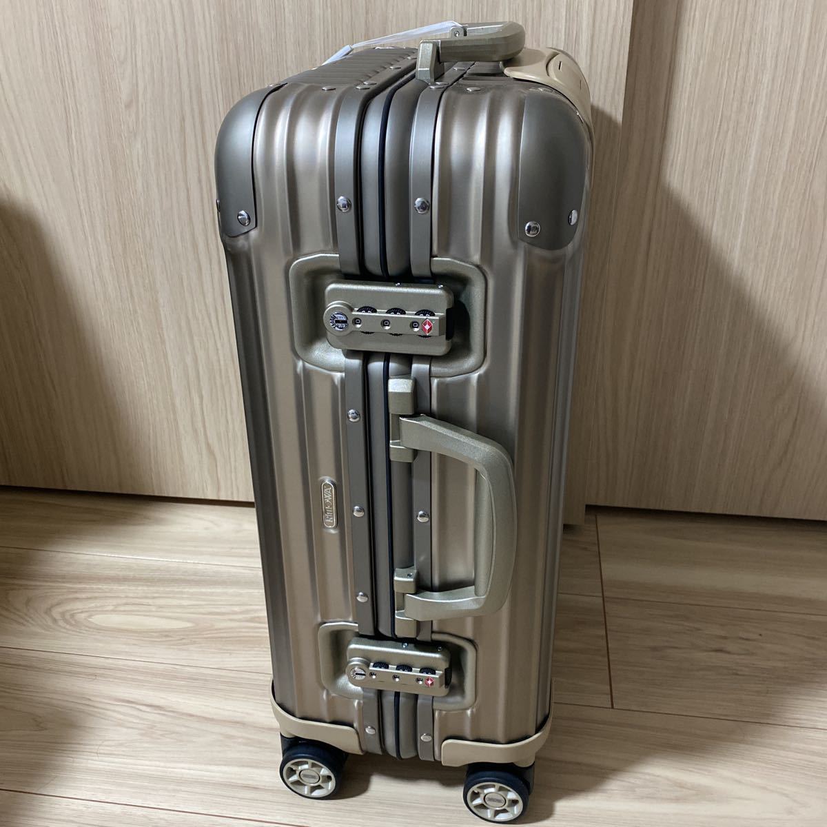 送料無料 新品未使用 RIMOWA(リモワ)/TOPAS TITANIUM CABIN 53 送料無料 新品未使用 RIMOWA(リモワ)/TOPAS TITANIUM CABIN 53