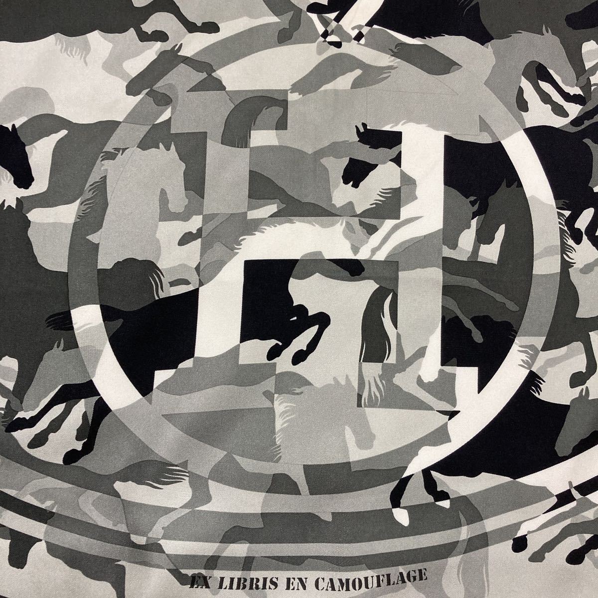 送料無料!美品/HERMES エルメス カレ90 EX-LIBRIS EN CAMOUFLAGE 送料無料!美品/HERMES エルメス カレ90 EX-LIBRIS EN CAMOUFLAGE
