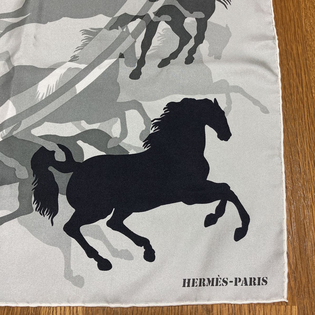 送料無料!美品/HERMES エルメス カレ90 EX-LIBRIS EN CAMOUFLAGE 送料無料!美品/HERMES エルメス カレ90 EX-LIBRIS EN CAMOUFLAGE