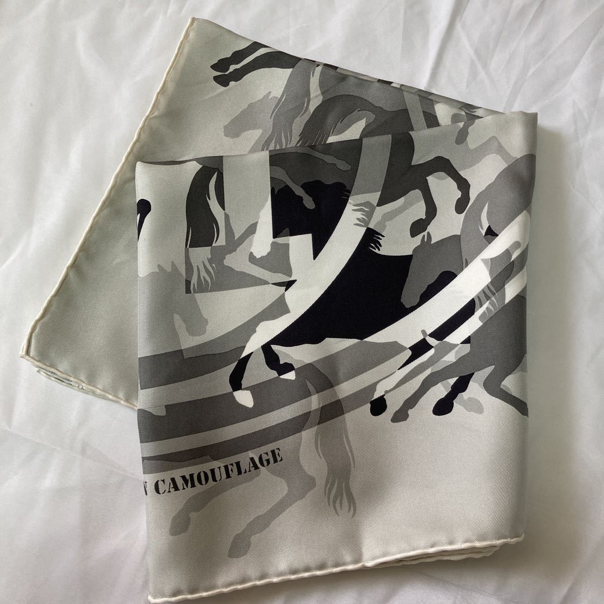 送料無料!美品/HERMES エルメス カレ90 EX-LIBRIS EN CAMOUFLAGE 送料無料!美品/HERMES エルメス カレ90 EX-LIBRIS EN CAMOUFLAGE