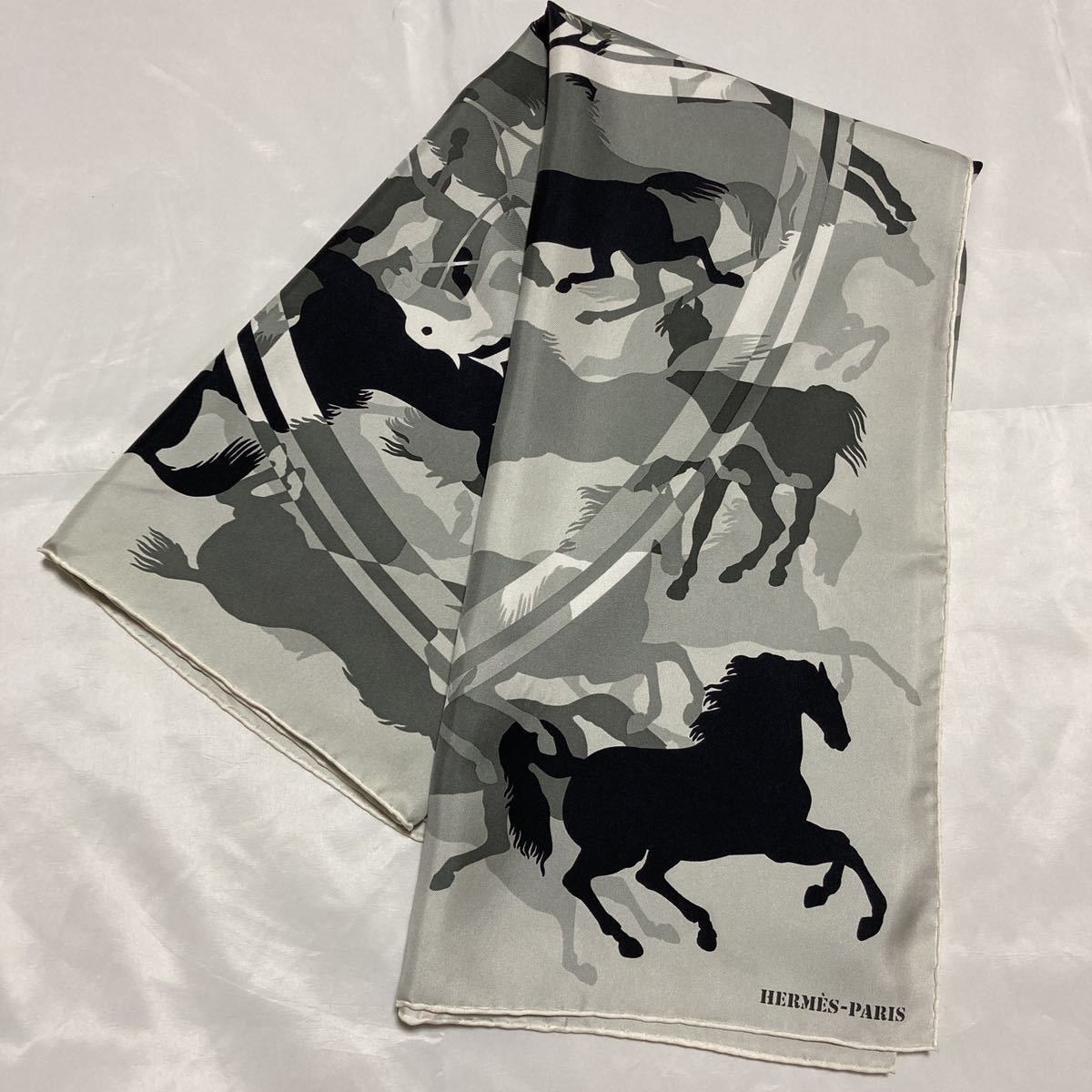 送料無料!美品/HERMES エルメス カレ90 EX-LIBRIS EN CAMOUFLAGE 送料無料!美品/HERMES エルメス カレ90 EX-LIBRIS EN CAMOUFLAGE