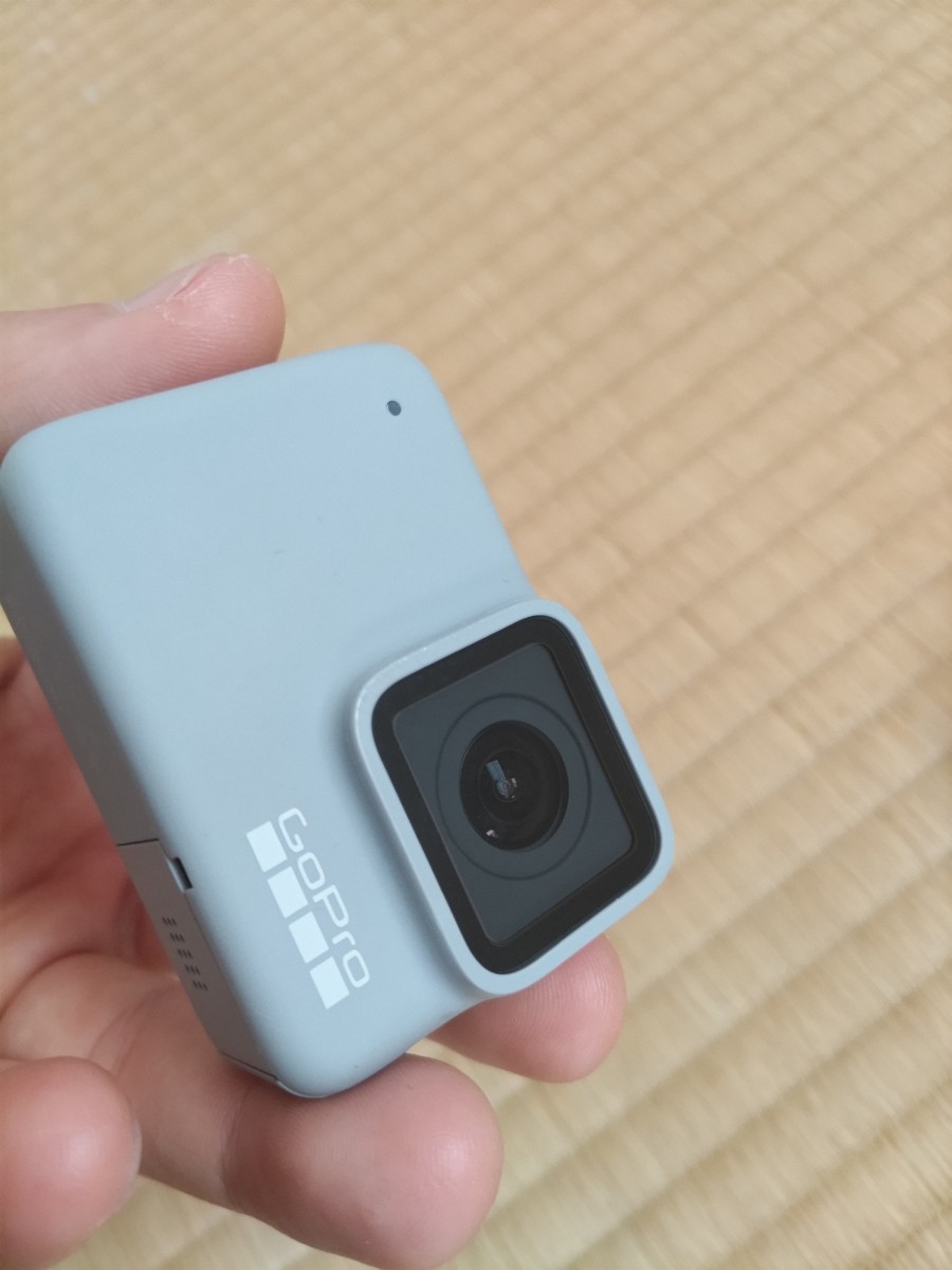 美品 GoPro HERO7 White ホワイト マンウントケース タイプcケーブル2