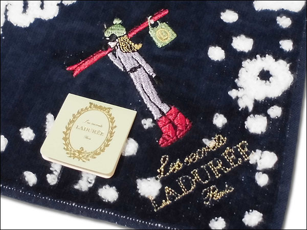 ♪[16]スクレ・ラデュレ タオルハンカチ メリークリスマス スキーの女の子の刺繍 ネイビー地 綿100％ 28cm レディス_画像3