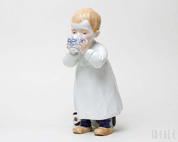 マイセン 900100-7336 ブルーオニオンのカップでミルクを飲む男の子