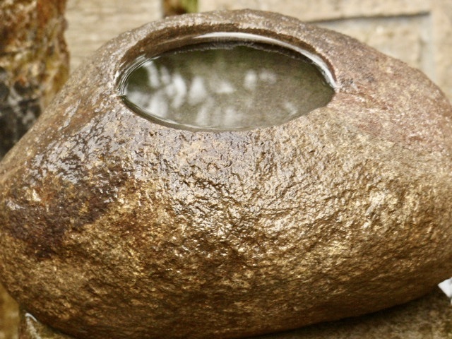 自然石を刳り貫いた石鉢h18cm/21kg 手水鉢 つくばい 水鉢 茶庭 自然石を刳り貫いた石鉢h18cm/21kg 手水鉢 つくばい 水鉢 茶庭