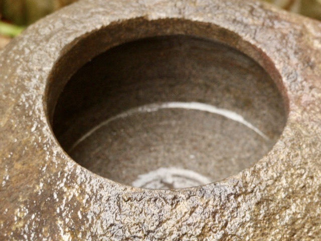 自然石を刳り貫いた石鉢h18cm/21kg 手水鉢 つくばい 水鉢 茶庭 自然石を刳り貫いた石鉢h18cm/21kg 手水鉢 つくばい 水鉢 茶庭