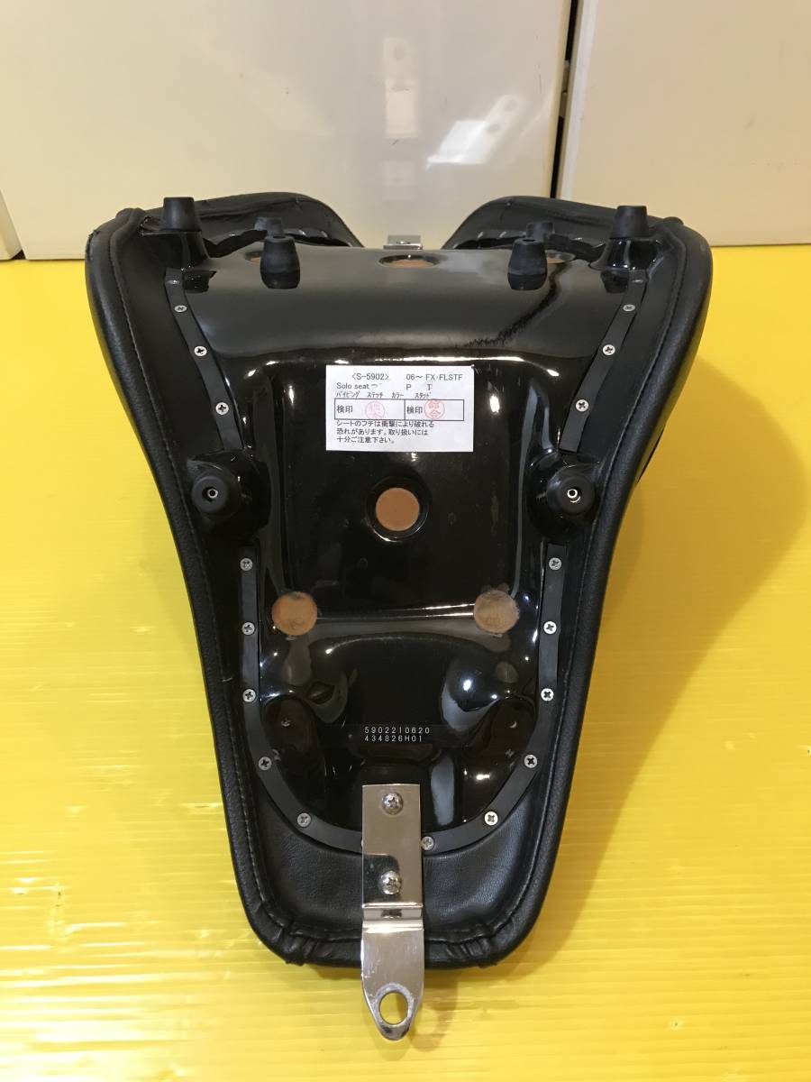 ハーレー ソフテイル 06-17 K&H ソロシート タックロール S-5902T 200
