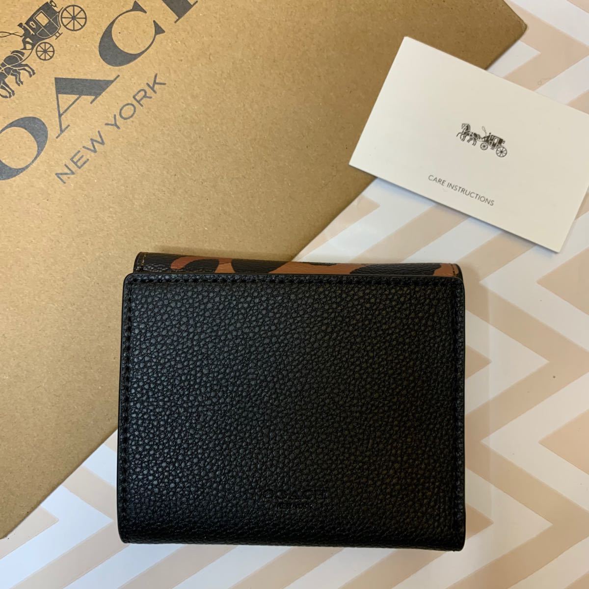 COACH コーチ アウトレット チャーム レオパード 二つ折り財布 新品