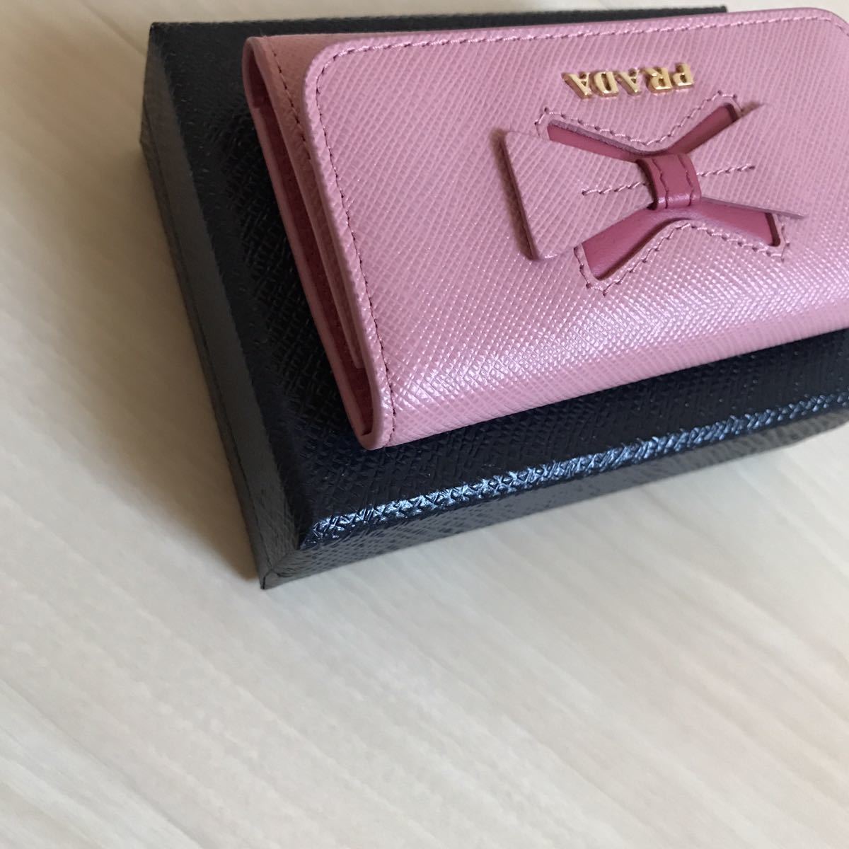 有名人芸能人】 新型金具 極美品 PRADA プラダ リボン キーリング付