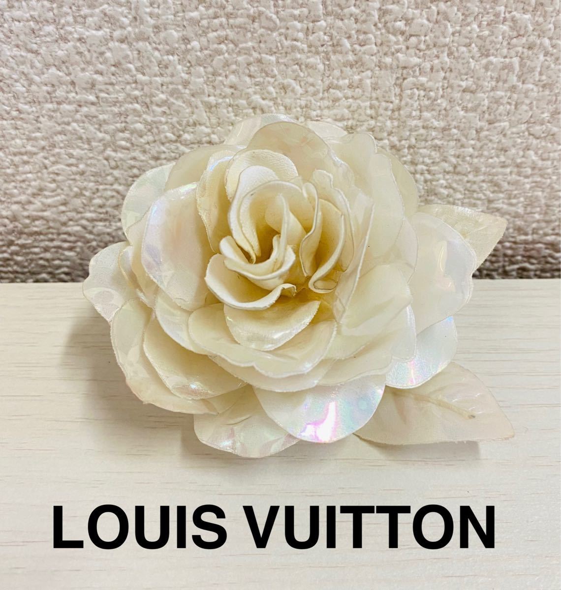 LOUIS VUITTON フラワー コサージュ ブローチ ホワイト