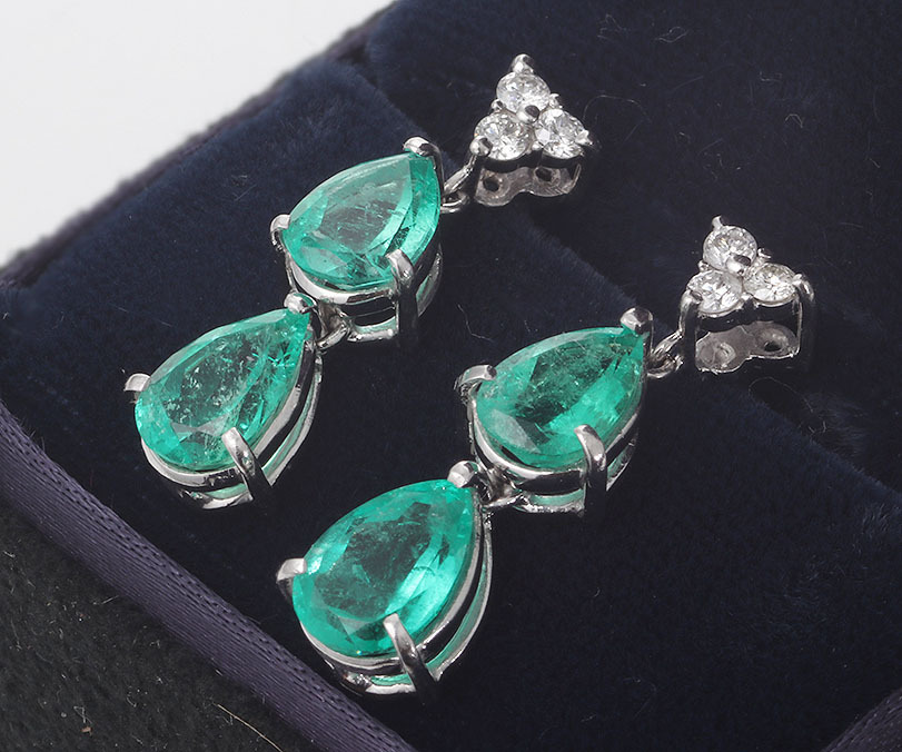 * highest color emerald 2+2 stone + dia. Pt850 made earrings *4.3g/IP-6137
