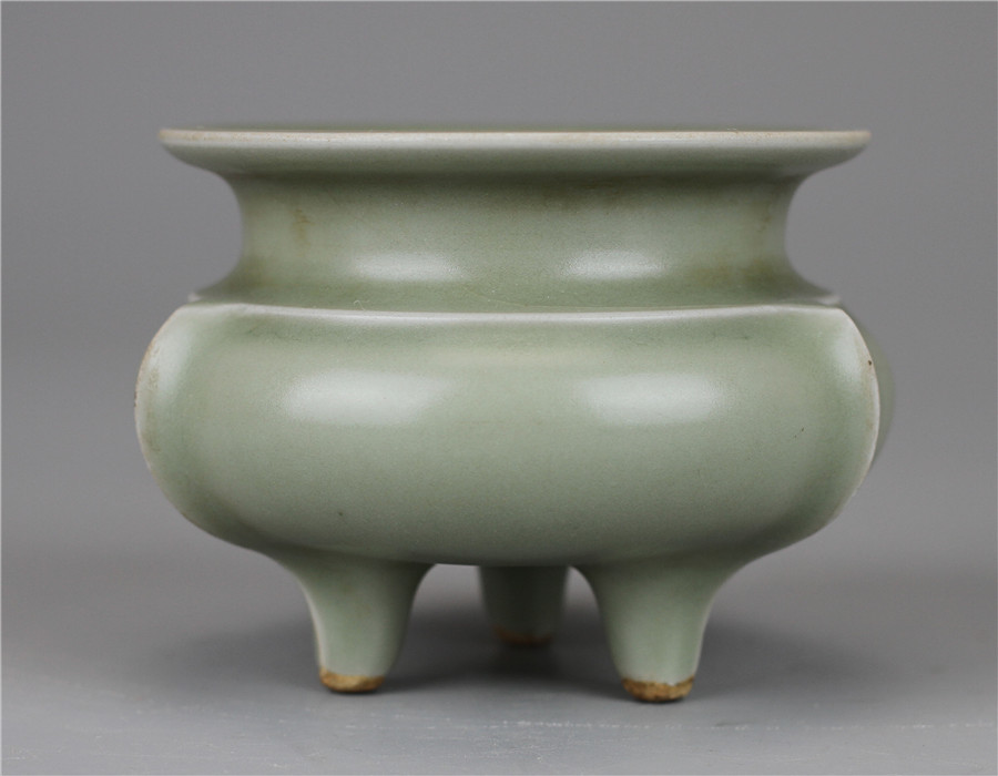 C6726 唐物 【宋代龍泉窯】 青磁 袴腰三足香炉/箱付 美品!-yVgQーh