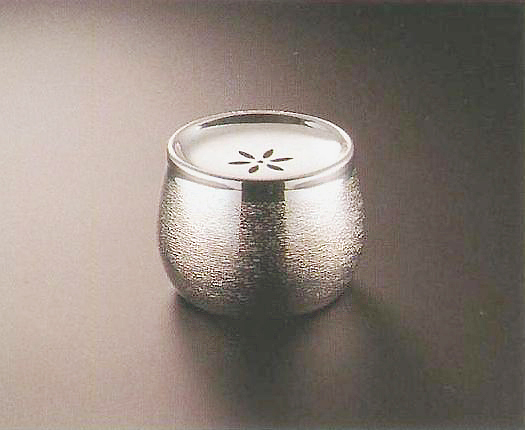 人気ブランドを いぶし銀茶仙鎚目紋様建水５５０ｃｃ洋銀製日本製