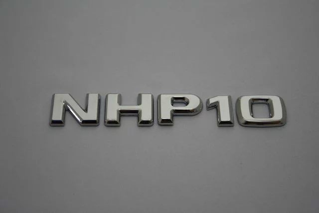 取り付け例あり　ベンツ風 トヨタアクア型式エンブレム NHP10　アルファーベット　カー用品　外装パーツ　カーアクセサリー　車バイク_画像2