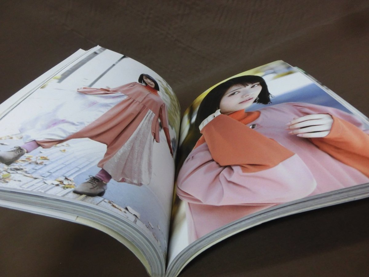 【Y-5542】浜辺美波　写真集　フォトブック 「気ままに美波」 現状品【千円市場】_画像5