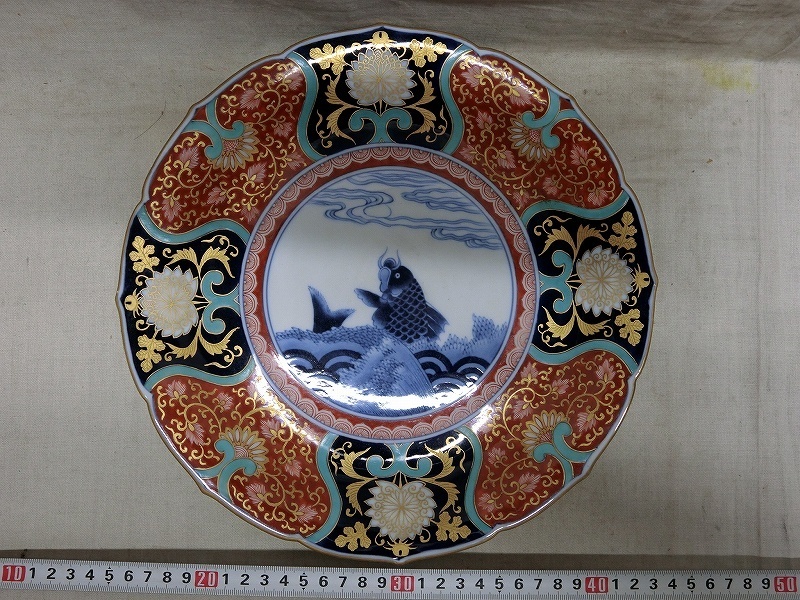 A4910 香蘭社 金襴手染錦 花唐草に鯉文 宝相華型 盤 皿 約27cm径