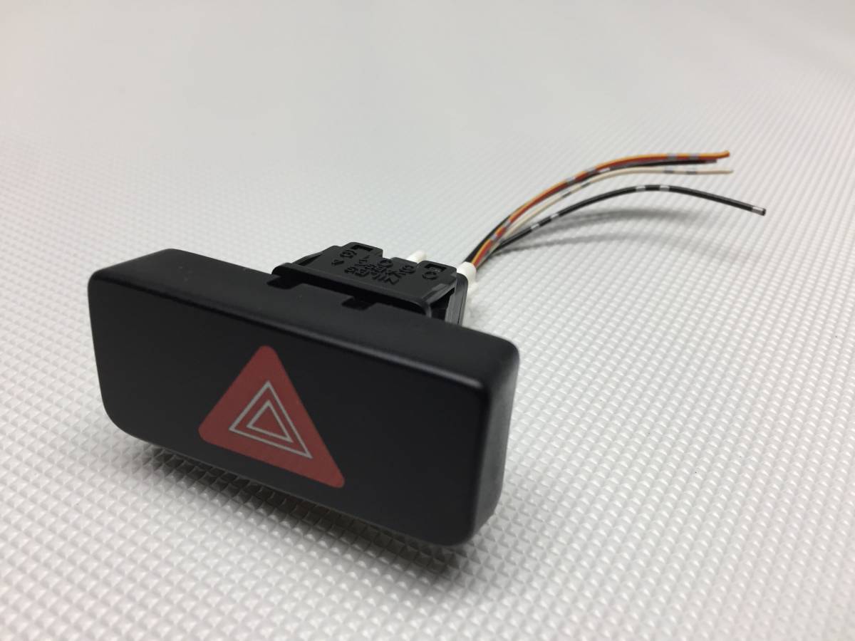 スズキ 純正 ハザードスイッチ 黒色 配線/カプラー数 4本線4P スズキ 純正 ハザードスイッチ 黒色 配線/カプラー数 4本線4P