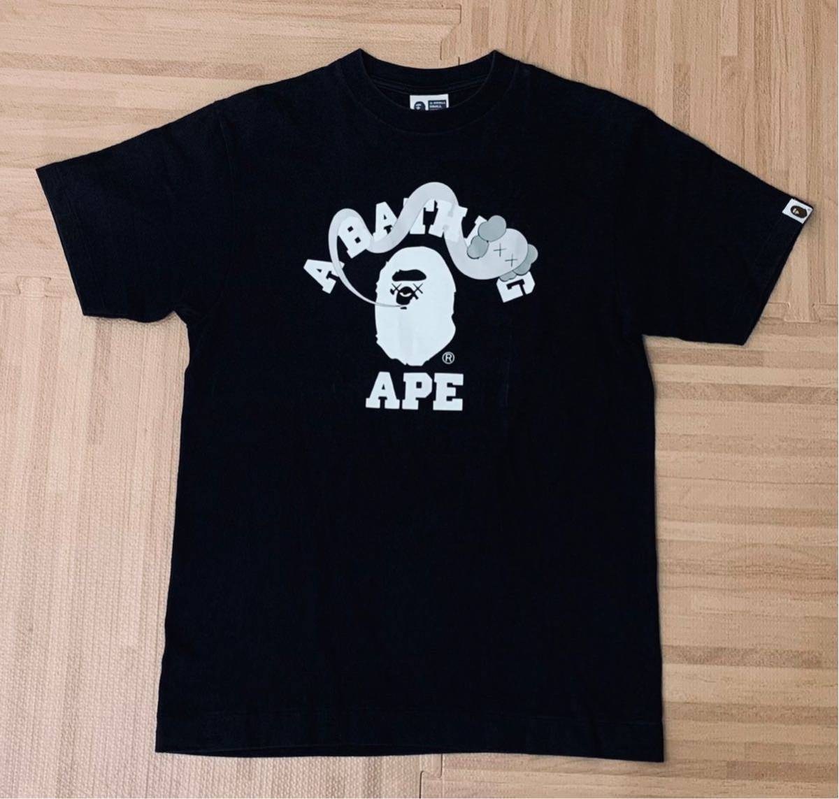 ☆激レア☆ APE × kaws カレッジロゴ Tシャツ M シャーク