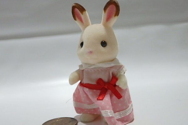 ★M032☆シルバニアファミリー　人形　ショコラウサギの女の子　オリジナルの洋服☆ミニチュア　ドールハウス_画像1