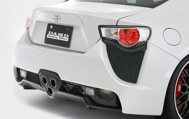 かわいい! ダムド トヨタ 86 ZN6 前期 リアバンパー トリプル