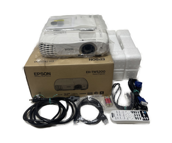 完動品 美品 EPSON dreamio ホームプロジェクター(15000:1 2000lm) 3D対応 EH-TW5200 貴重 レア ヴィンテージ 